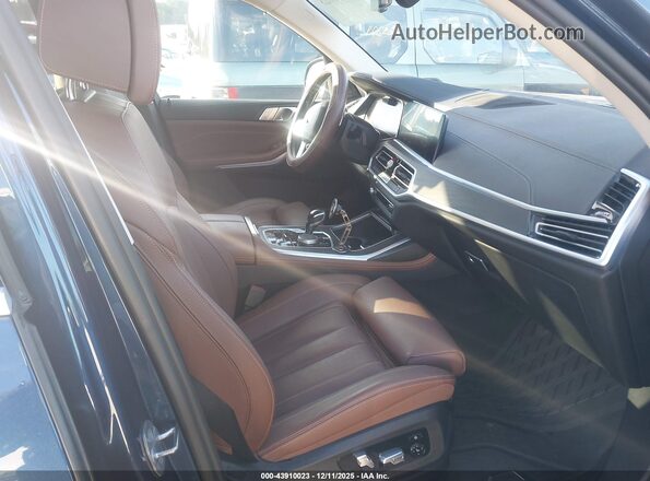 5UXCW2C06N9L19603 2022 BMW X7 Blue Vista interior delantera