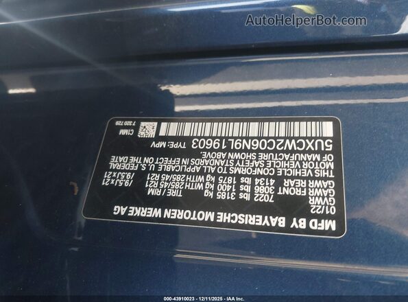 5UXCW2C06N9L19603 2022 BMW X7 Blue Vista del compartimento del motor
