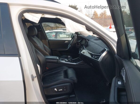 5UXCW2C09N9L11706 2022 BMW X7 White წინა სალონის ხედი