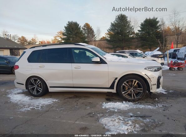 5UXCW2C09N9L11706 2022 BMW X7 White უკანა სალონის ხედი
