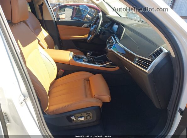 5UXCX4C55KLS38062 2019 BMW X7 White 