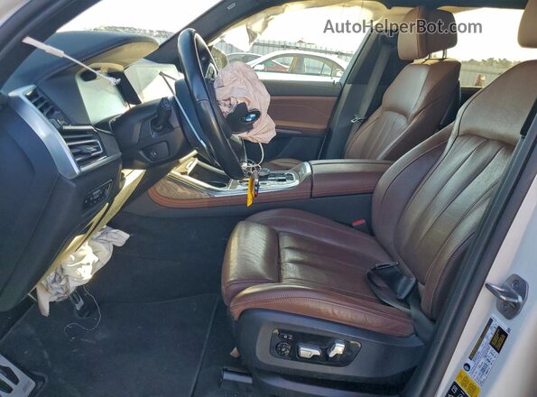 5UXCX6C06N9K96084 2022 BMW X7 Белый Вид салона спереди