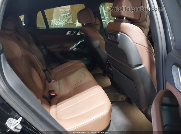 5UXCY8C08N9L68931 2022 BMW X6 Black Widok naklejki z numerem VIN