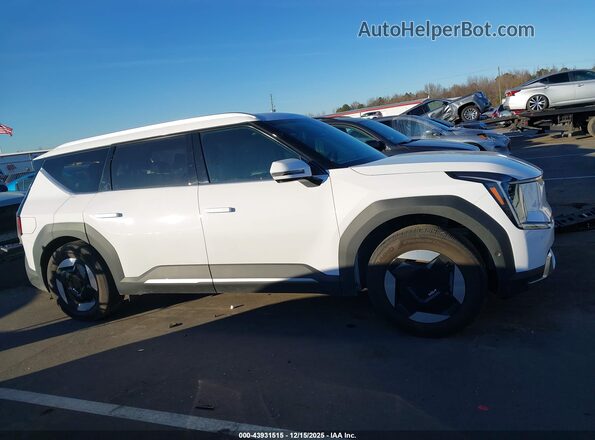 5XYAFFS57TG007430 2026 KIA EV9 White Вид задньої частини салону