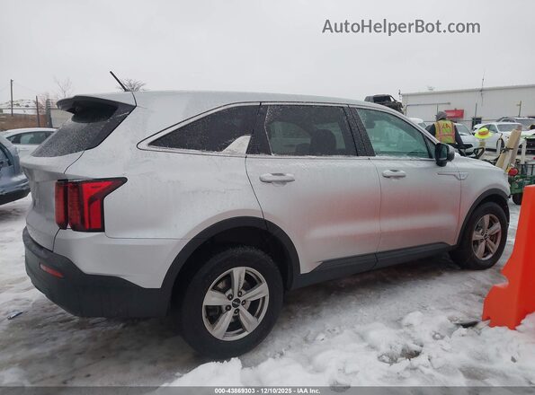 5XYRGDLC6NG075027 2022 KIA SORENTO Silver Սալոնի հետևի տեսք