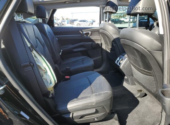 5XYRH4JFXRG252811 2024 KIA SORENTO Черный Вид задней части салона