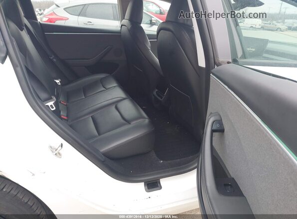 5YJ3E1EA9RF718652 2024 TESLA MODEL 3 White Հետևի նստատեղերի տեսք