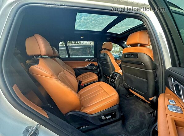 5UXCX6C02N9J14574 2022 BMW X7 Белый Вид салона спереди