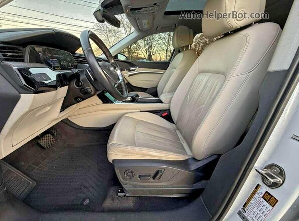 WA1AAAGE8MB010286 2021 AUDI E-TRON White Вид наклейки з VIN-кодом