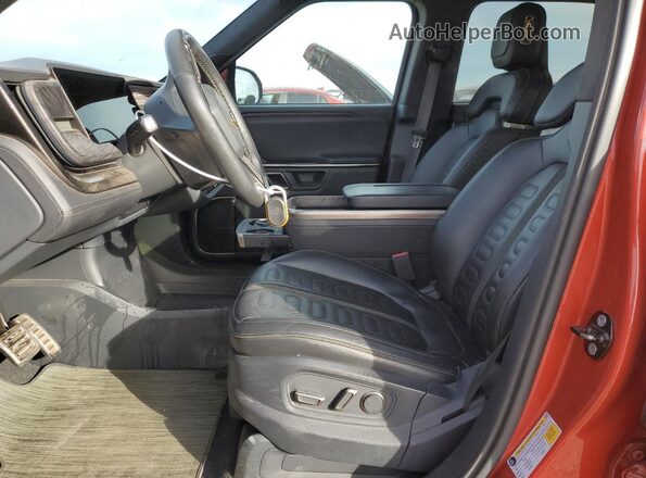 7FCTGAAA3NN006644 2022 RIVIAN R1T Maroon Vista interior delantera