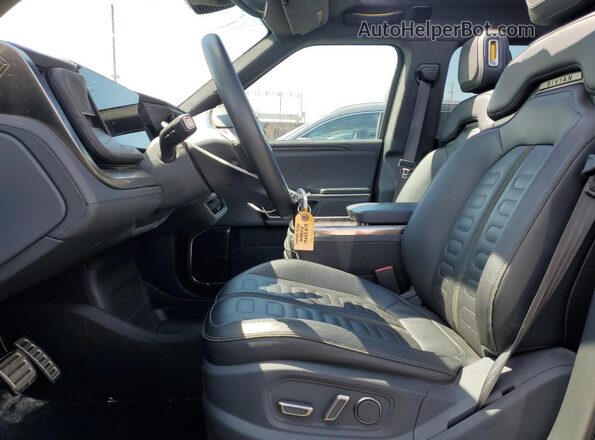 7FCTGAAA4NN008371 2022 RIVIAN R1T Red Вид салону спереду