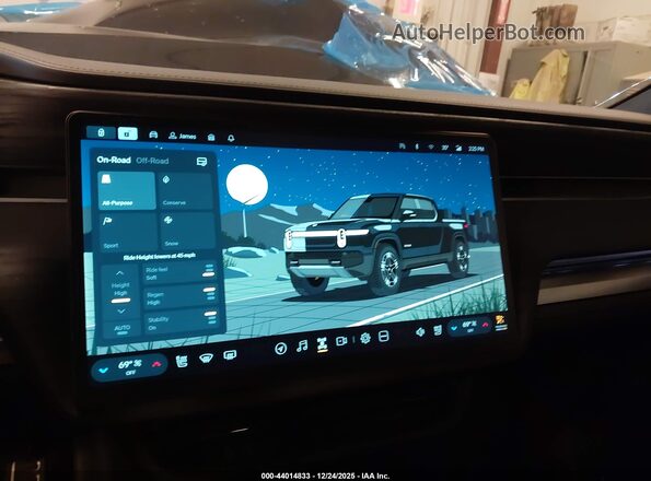 7FCTGAAA4PN017073 2023 RIVIAN R1T Black 