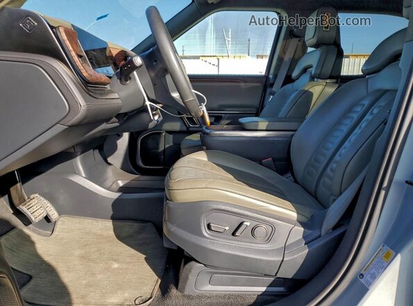 7FCTGAAA9NN010262 2022 RIVIAN R1T Gray Вид салону спереду