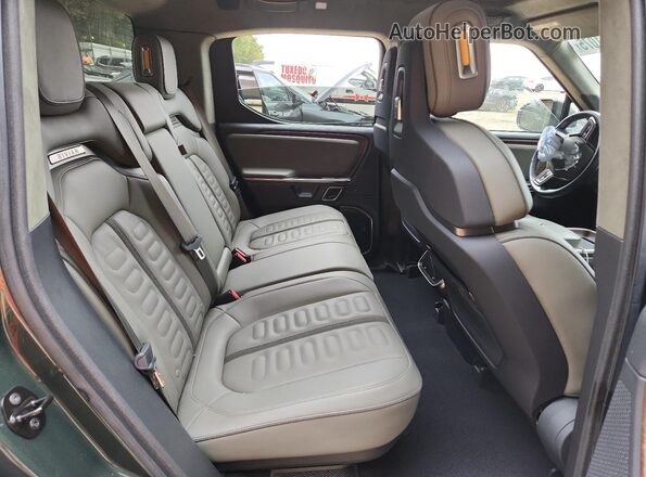 7FCTGAAA9PN023841 2023 RIVIAN R1T Green უკანა სავარძლების ხედი