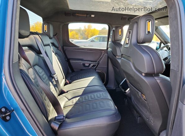 7FCTGAAAXNN015616 2022 RIVIAN R1T Blue Rear seats view