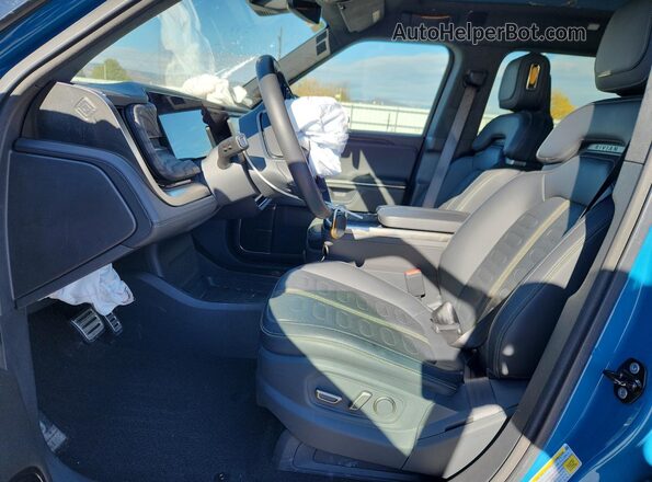7FCTGAAAXNN015616 2022 RIVIAN R1T Blue Front interior view