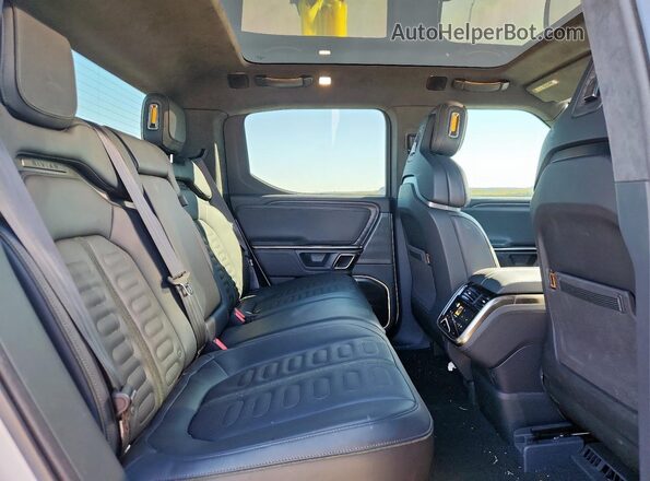 7FCTGAAL2NN006541 2022 RIVIAN R1T White Rear seats view