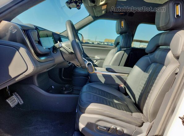7FCTGAAL2NN006541 2022 RIVIAN R1T White Front interior view