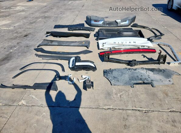 7FCTGAAL2NN006541 2022 RIVIAN R1T White Engine compartment view