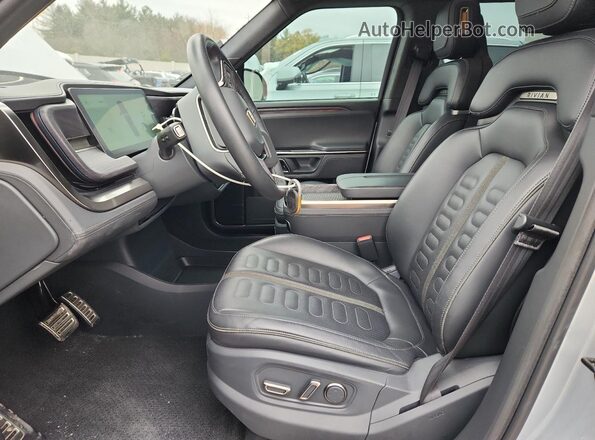 7FCTGAALXNN004200 2022 RIVIAN R1T Silver Vista interior delantera