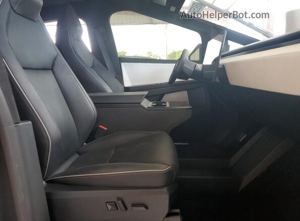 7G2CEHED3RA053731 2024 TESLA CYBERTRUCK Silver წინა სალონის ხედი