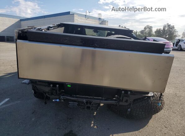 7G2CEHED3SA075878 2025 TESLA CYBERTRUCK Silver Вид ззаду