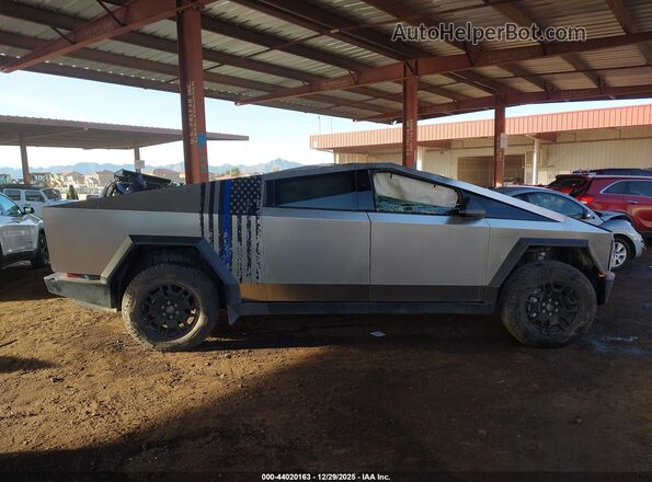 7G2CEHED5RA013022 2024 TESLA CYBERTRUCK Silver Widok zestawu wskaźników