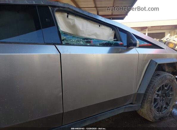 7G2CEHED5RA013022 2024 TESLA CYBERTRUCK Silver Widok wnętrza z przodu
