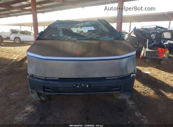 7G2CEHED5RA013022 2024 TESLA CYBERTRUCK Silver Widok deski rozdzielczej