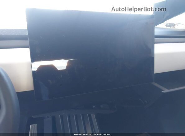 7G2CEHED5RA013022 2024 TESLA CYBERTRUCK Silver Widok tylnych siedzeń