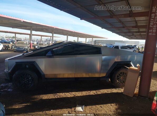 7G2CEHED5RA013022 2024 TESLA CYBERTRUCK Silver Widok wnętrza z tyłu