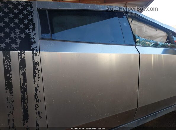 7G2CEHED5RA013022 2024 TESLA CYBERTRUCK Silver Widok naklejki z numerem VIN
