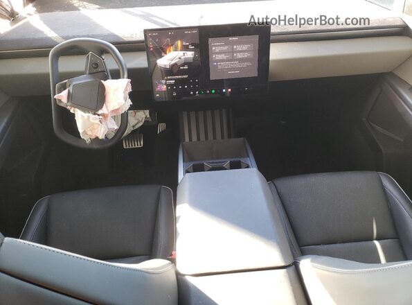7G2CEHEE4RA036395 2024 TESLA CYBERTRUCK Silver Вид панелі приладів