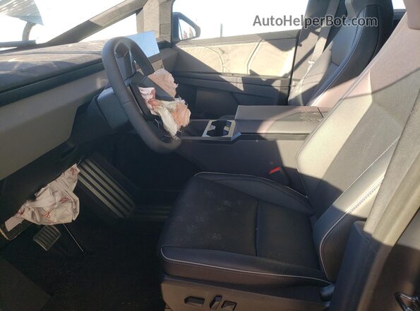 7G2CEHEE4RA036395 2024 TESLA CYBERTRUCK Silver Вид салону спереду