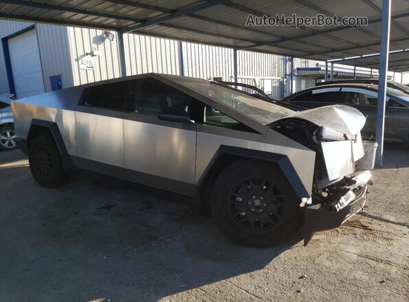 7G2CEHEE4RA036395 2024 TESLA CYBERTRUCK Silver Передня права чверть
