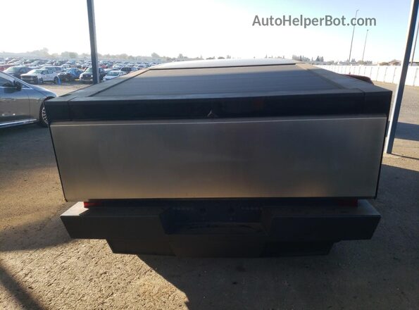 7G2CEHEE4RA036395 2024 TESLA CYBERTRUCK Silver Вид ззаду