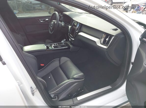 7JRH60FHXRG316428 2024 VOLVO S60 RECHARGE PLUG-IN HYBRID White Widok wnętrza z przodu