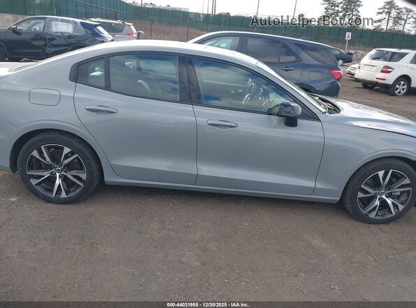 7JRL12FK8RG323930 2024 VOLVO S60 Gray Սալոնի հետևի տեսք