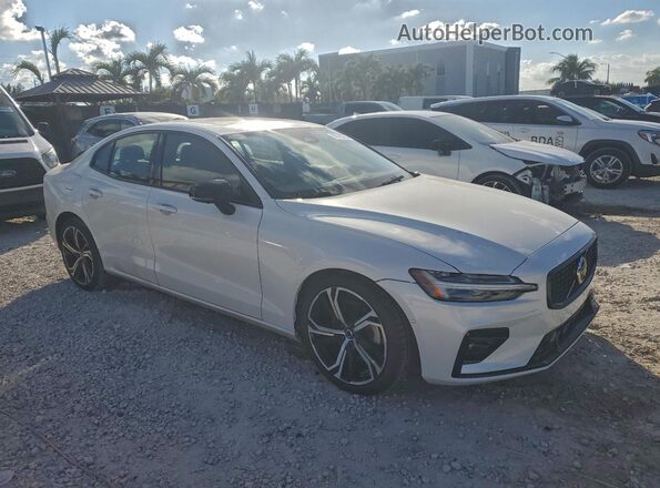 7JRL12FL8RG310457 2024 VOLVO S60 Белый Передняя правая четверть