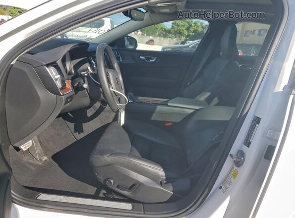 7JRL12FL8RG310457 2024 VOLVO S60 Белый Вид салона спереди