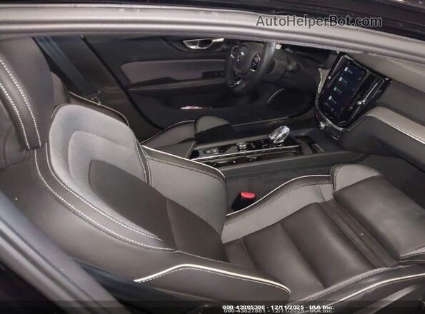 7JRL12TH8RG311124 2024 VOLVO S60 Black Front interior view