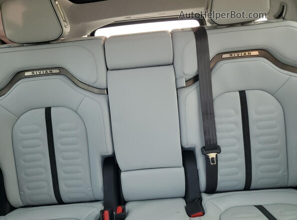 7PDSGABA2PN006517 2023 RIVIAN R1S Silver Вид задніх сидінь