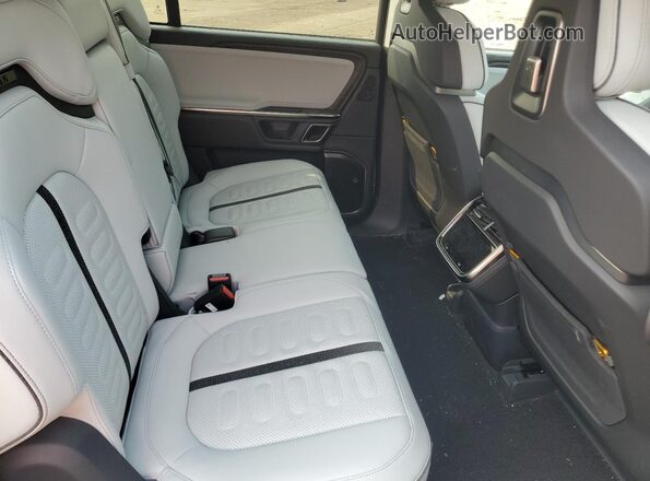 7PDSGABA2PN006517 2023 RIVIAN R1S Silver Вид задньої частини салону