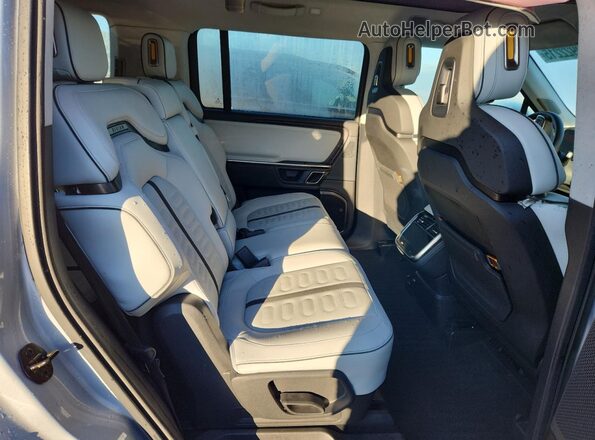 7PDSGABA2PN028226 2023 RIVIAN R1S Серебряный 