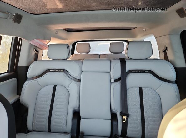 7PDSGABA2PN028226 2023 RIVIAN R1S Серебряный 