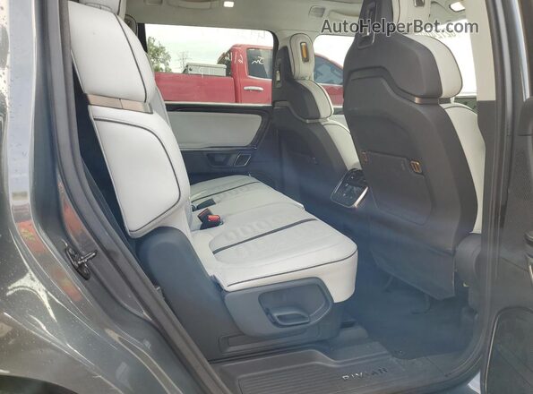 7PDSGABL5PN007680 2023 RIVIAN R1S Gray Вид задньої частини салону