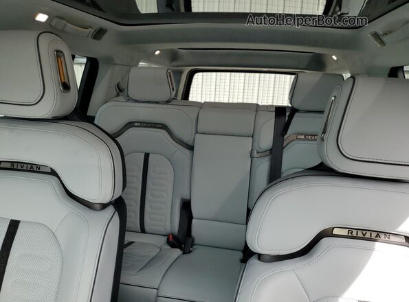 7PDSGABL5PN007680 2023 RIVIAN R1S Gray Вид задніх сидінь