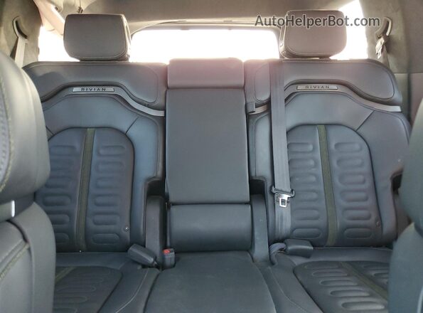 7PDSGABL9NN001782 2022 RIVIAN R1S Green Rear seats view