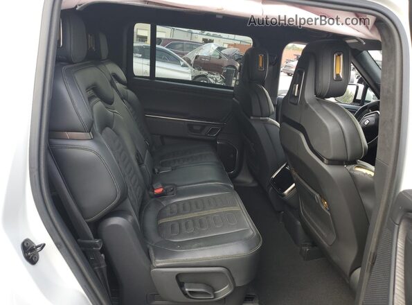 7PDSGBBA0RN040075 2024 RIVIAN R1S White Vista interior trasera