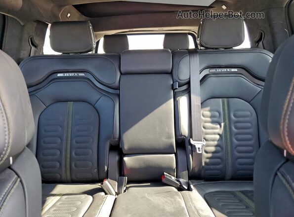 7PDSGBBA2SN048006 2025 RIVIAN R1S Gray უკანა სავარძლების ხედი